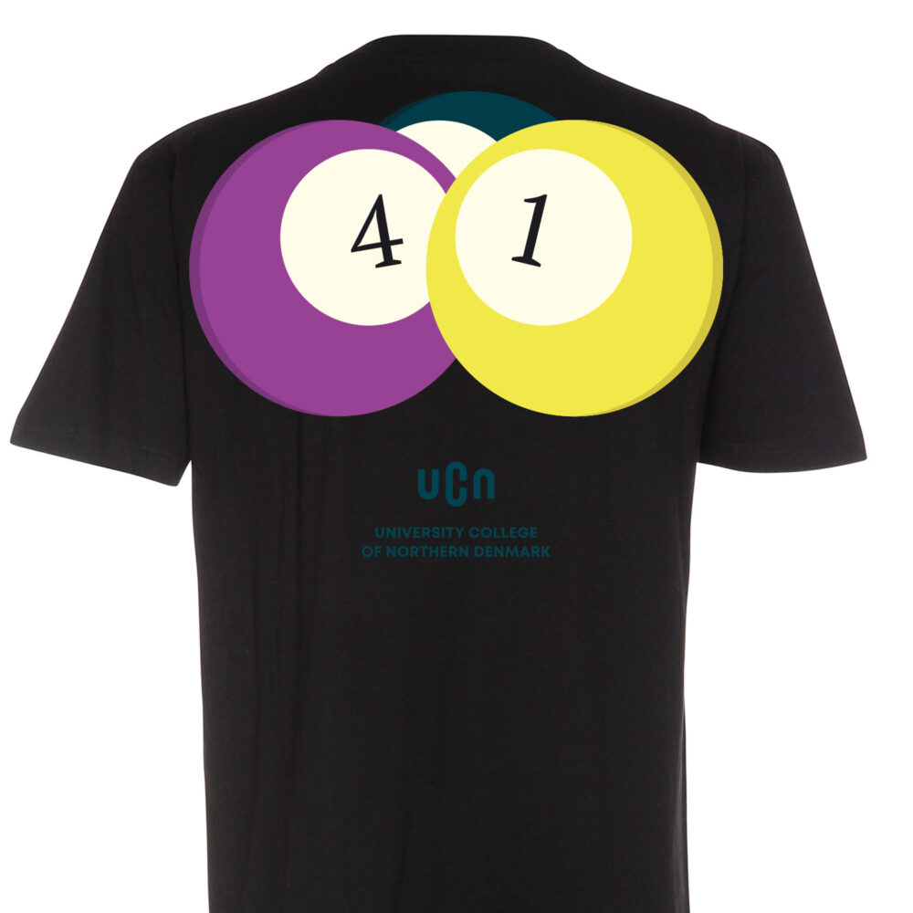 Sort T-shirt med tal og logo.