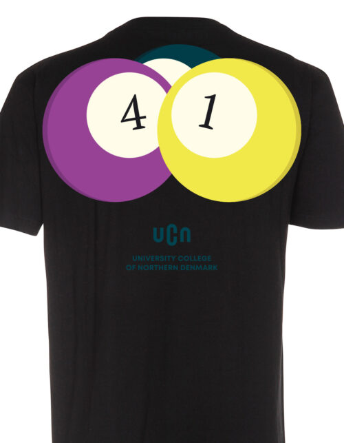 Sort T-shirt med tal og logo.