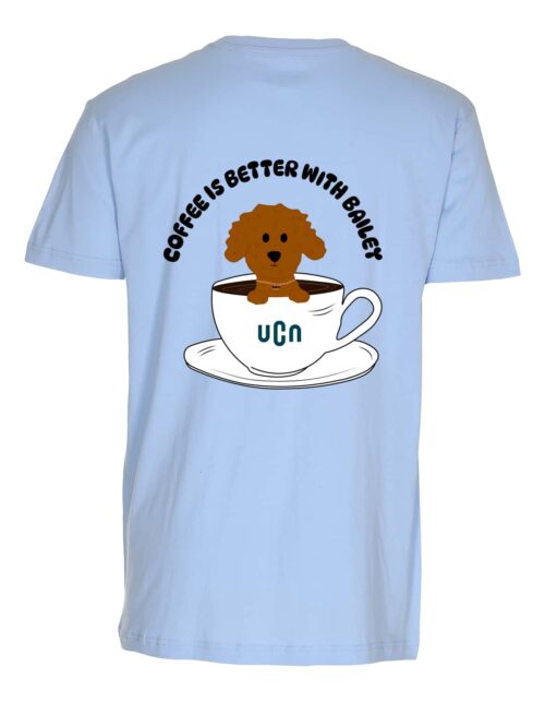 Blå T-shirt med hund i kaffekop illustration.