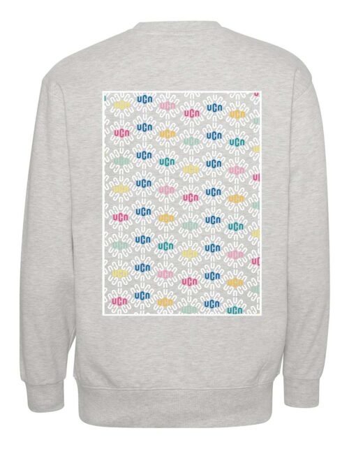 Grå sweatshirt med farverigt mønster på ryggen.