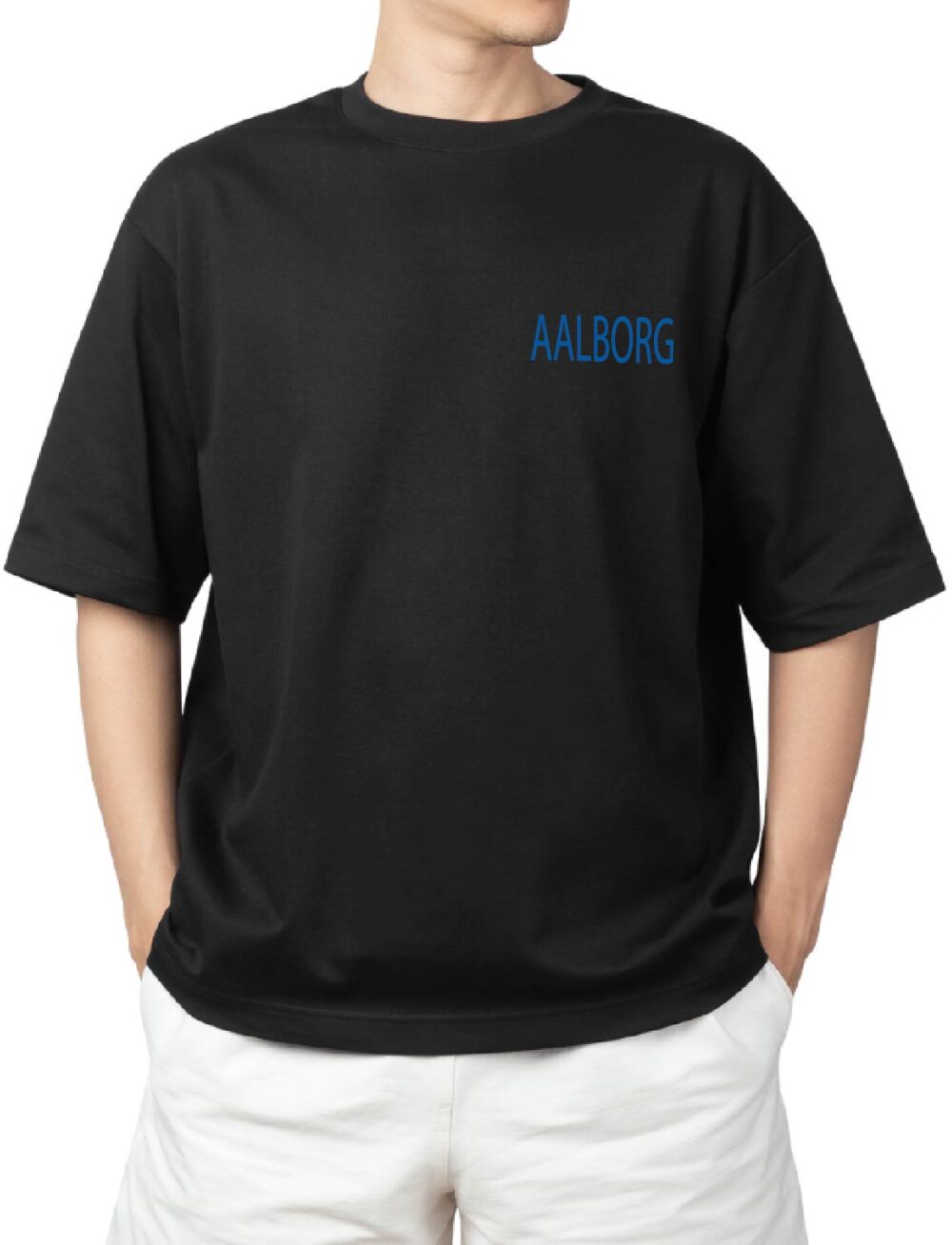 Sort t-shirt med Aalborg-logo, afslappet stil