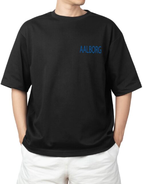 Sort t-shirt med Aalborg-logo, afslappet stil
