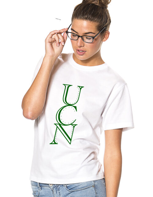 Kvinde i UCN t-shirt justerer briller