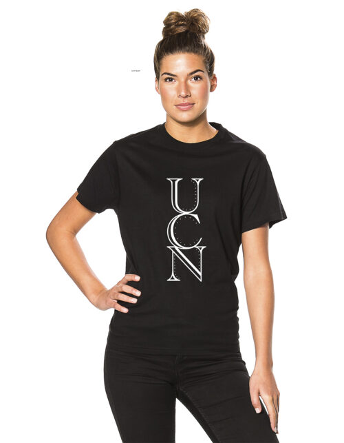 Person i sort UCN t-shirt, håret i knold.