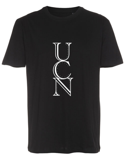 Sort T-shirt med UCN-logo.