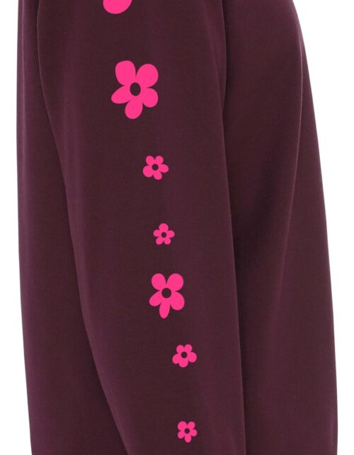 Vinrød trøje med lyserøde blomster på ærmet