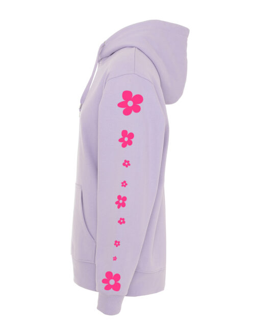 Lilla hættetrøje med pink blomster på ærmet.