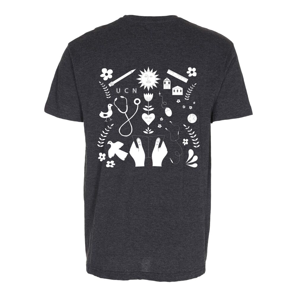 Sort T-shirt med hvidt grafisk design bagpå.