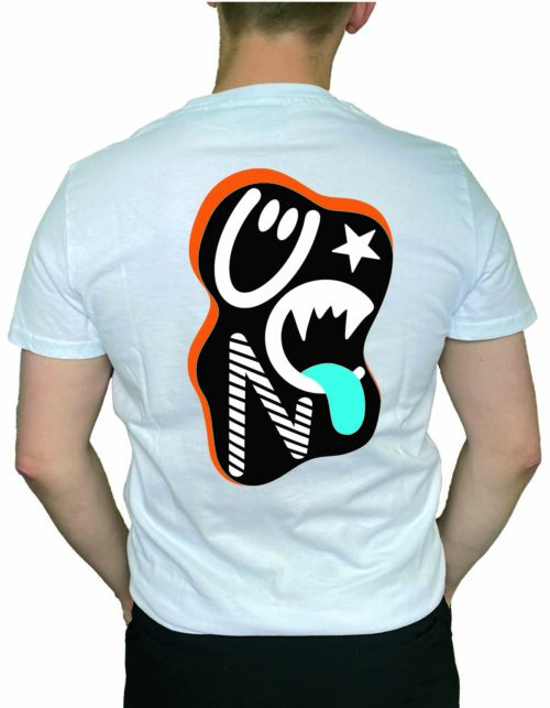 Person med T-shirt, grafisk design bagpå.