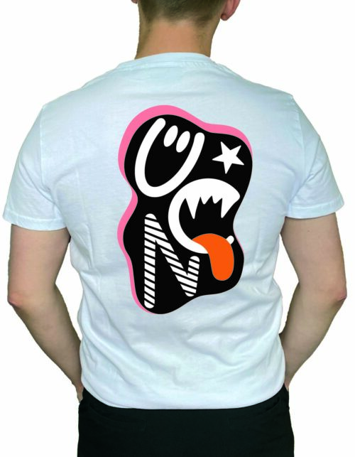 Hvid T-shirt med farverigt grafisk design på ryggen.