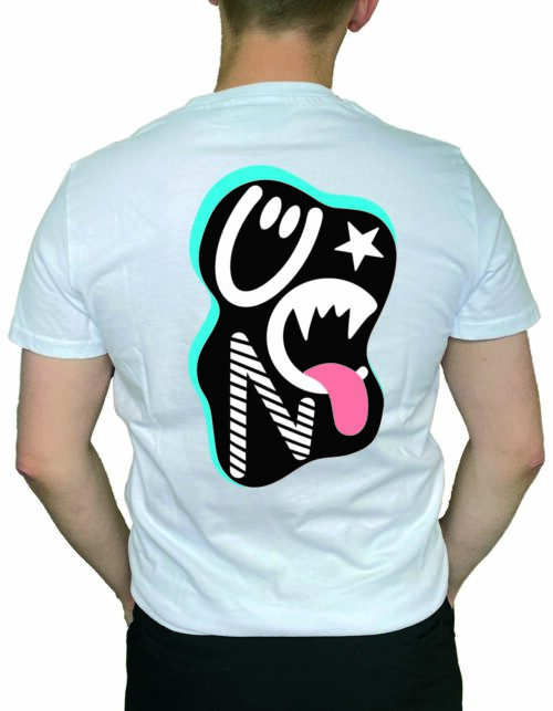 Hvid T-shirt med farverigt, grafisk kunstværk bagpå.