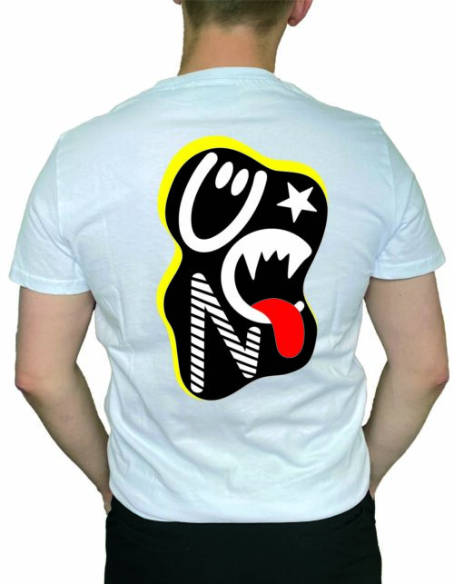 Hvid t-shirt med farverigt grafisk design