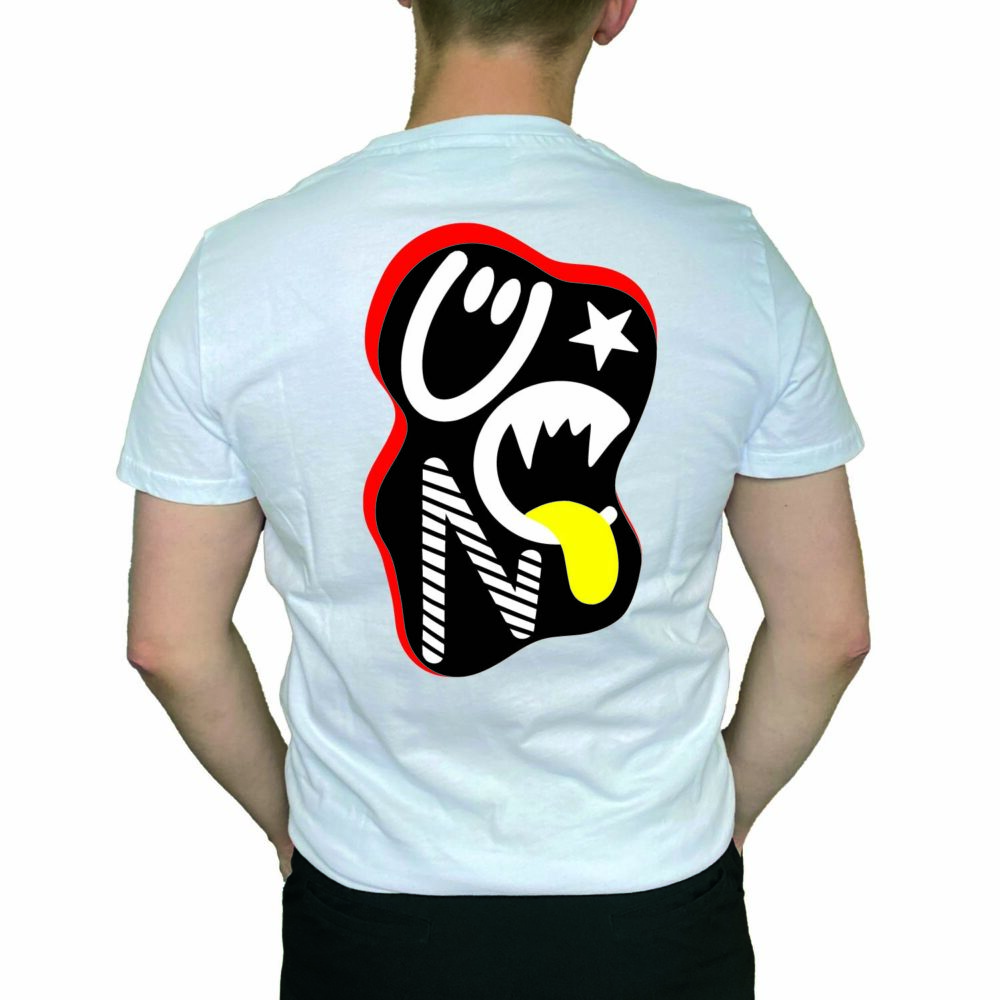 Hvid t-shirt med grafisk design på ryggen.