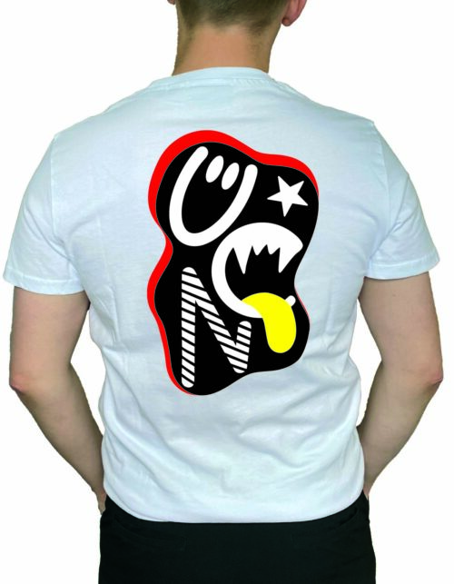 Hvid t-shirt med grafisk design på ryggen.