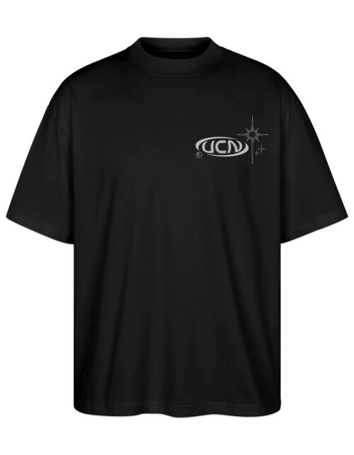 Sort T-shirt med logo-design på forsiden.