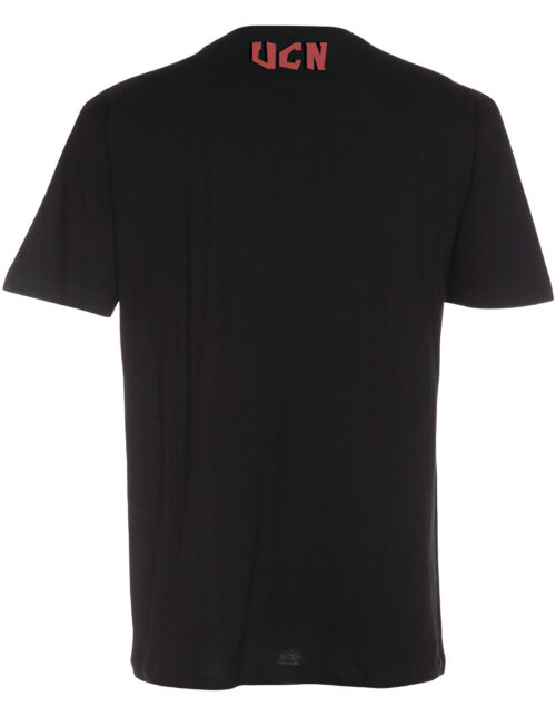 Sort t-shirt med UCN-logo bagpå