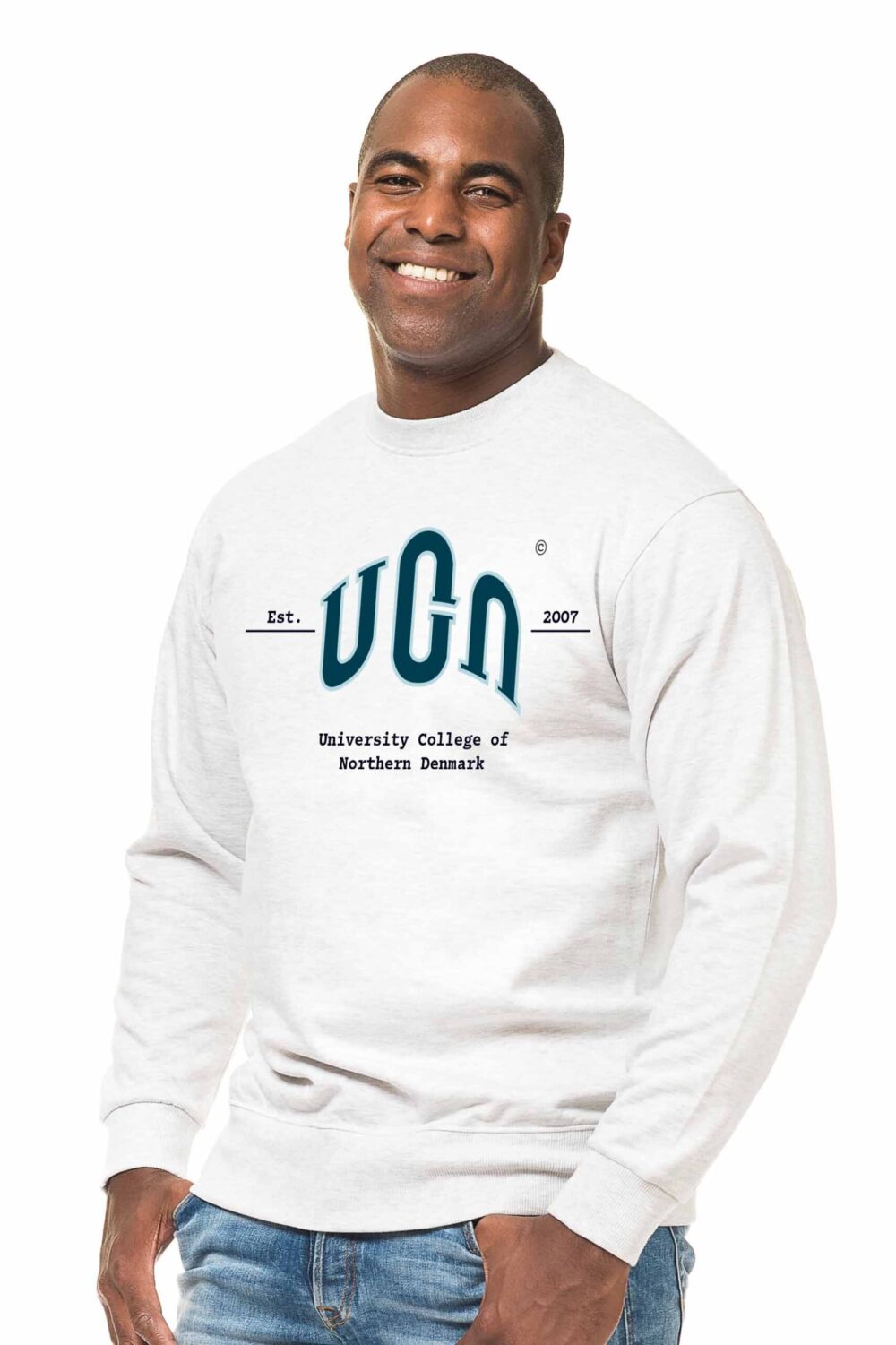 Mand i UCN-sweatshirt med smil