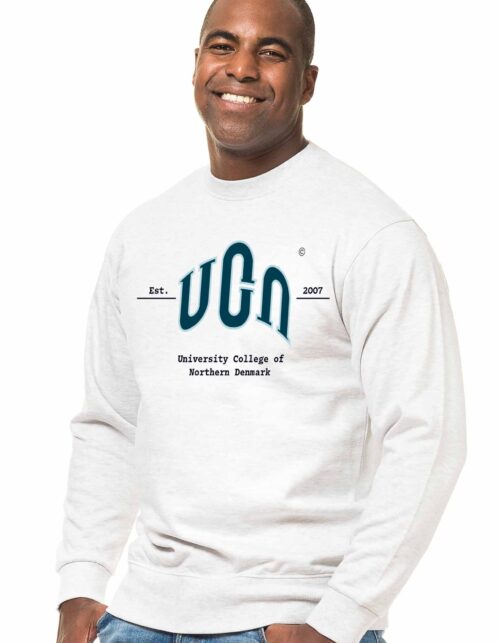 Mand i UCN-sweatshirt med smil
