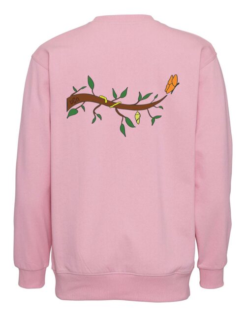 Lyserød sweatshirt med naturmotiv på ryggen.