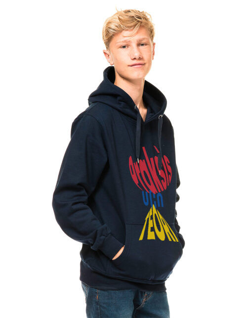 Person i hættetrøje med tekst og grafisk design.