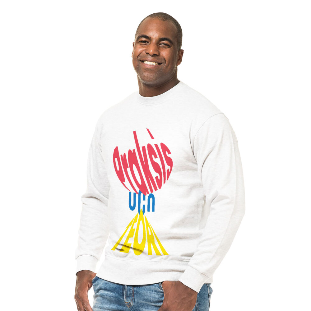 Mand i hvid sweatshirt med farverige bogstaver.