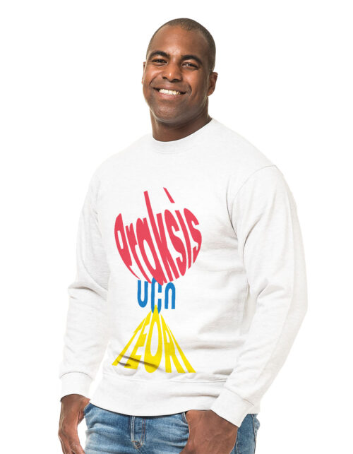 Mand i hvid sweatshirt med farverige bogstaver.
