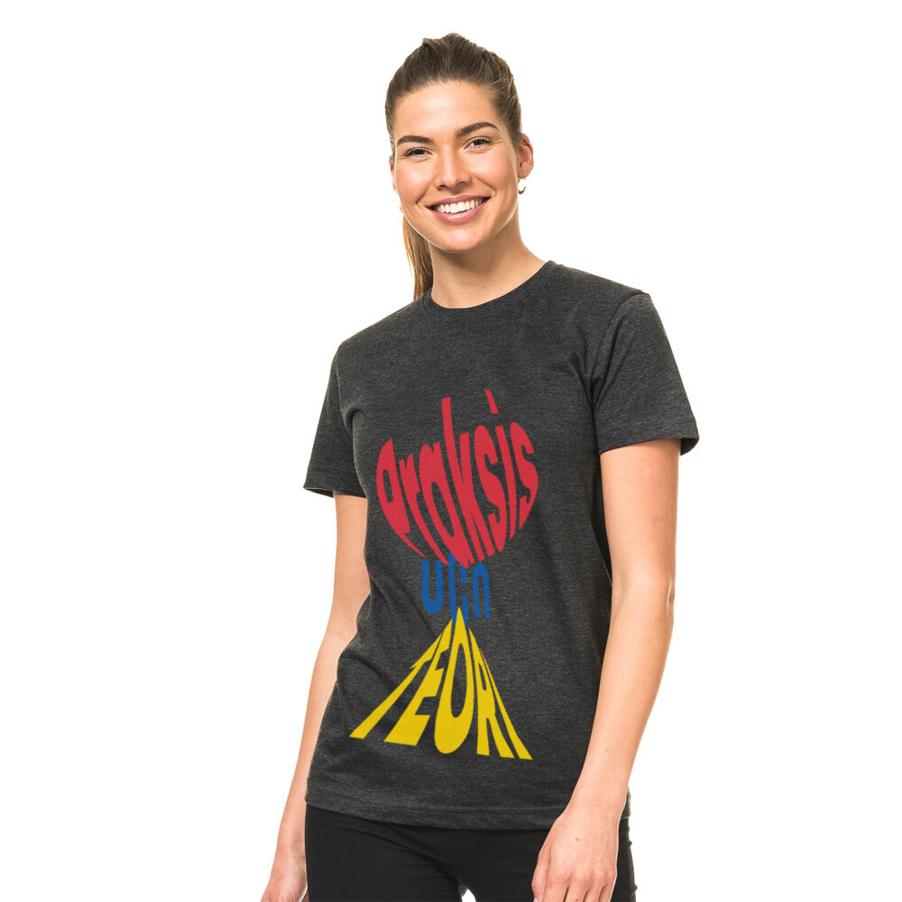 Kvinde i T-shirt med farverigt logo, smiler.