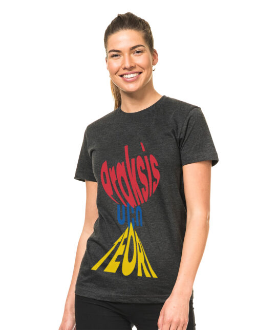 Kvinde i T-shirt med farverigt logo, smiler.