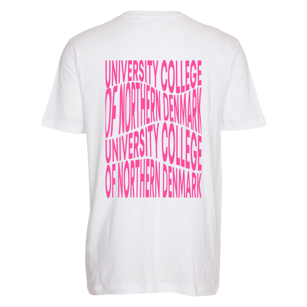 Hvid T-shirt med lyserød tekst bagpå