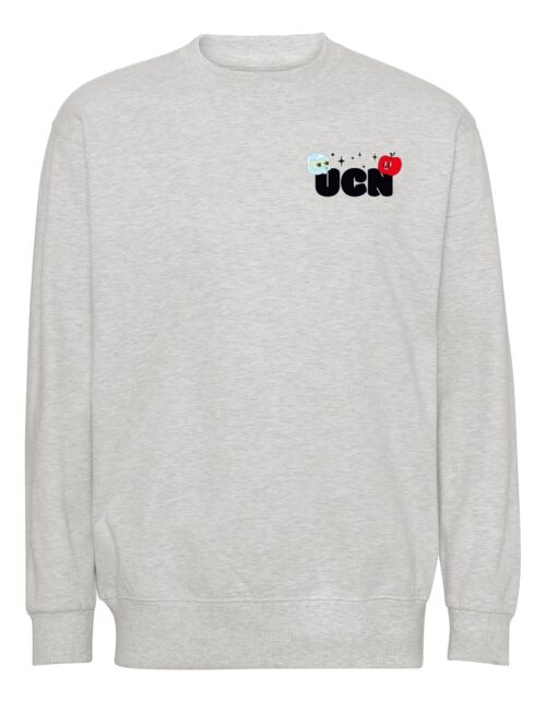 Grå sweatshirt med UCN-logo i venstre hjørne
