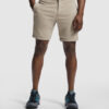 Mand iført beige shorts og sportssko