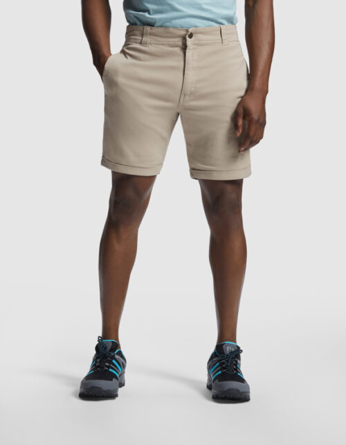 Mand iført beige shorts og sportssko