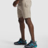 Mand iført beige shorts og sorte løbesko