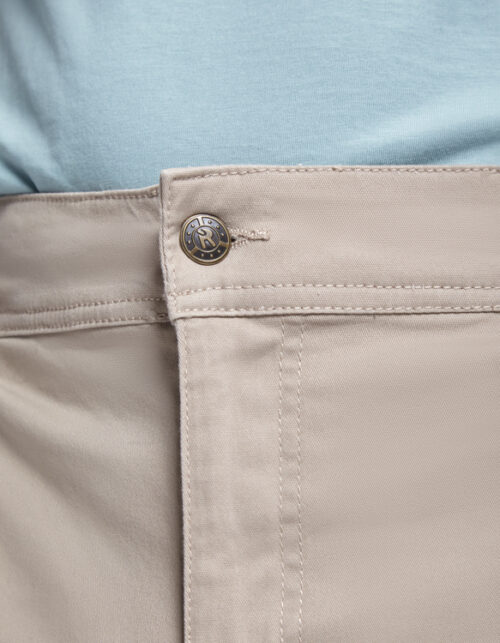 Beige bukser med metal knapdetalje