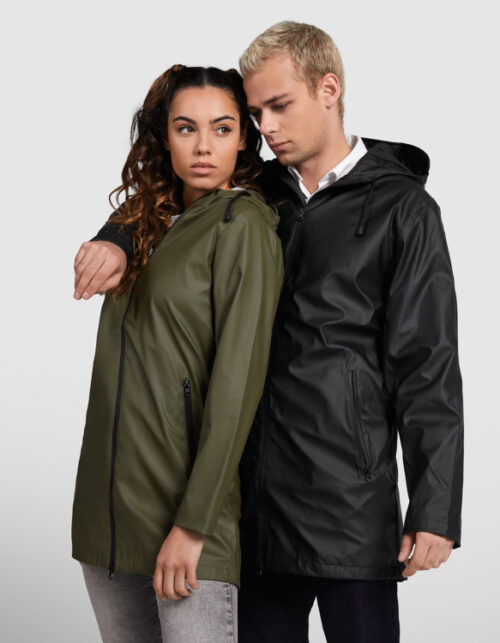 Modelpar iført grøn og sort regnjakke