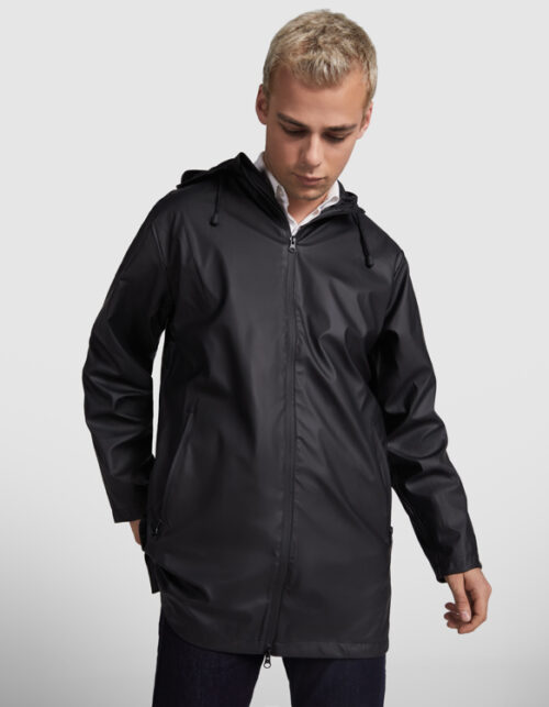 Mand iført sort regnjakke med hætte