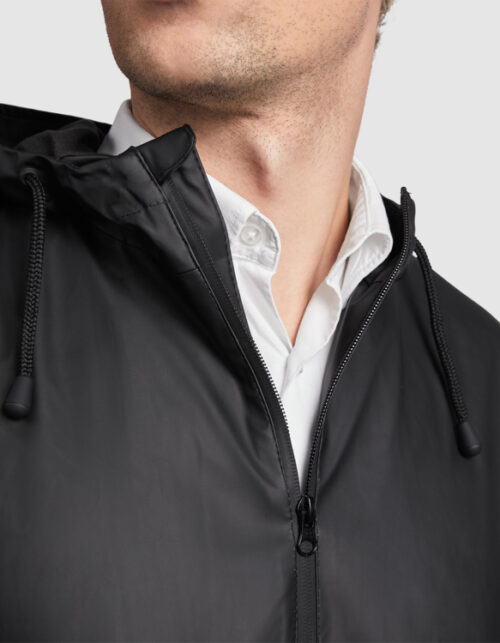 Mand iført sort jakke og hvid skjorte