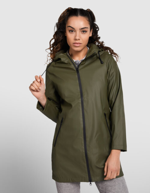 Kvinde iført grøn regnjakke med hætte