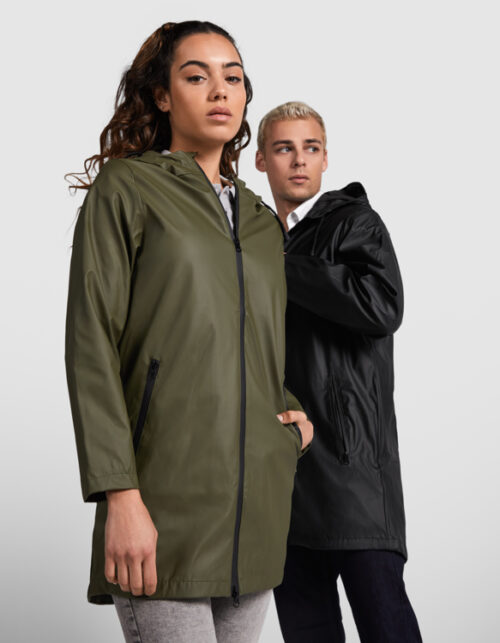 Modeller iført grøn og sort regnjakke