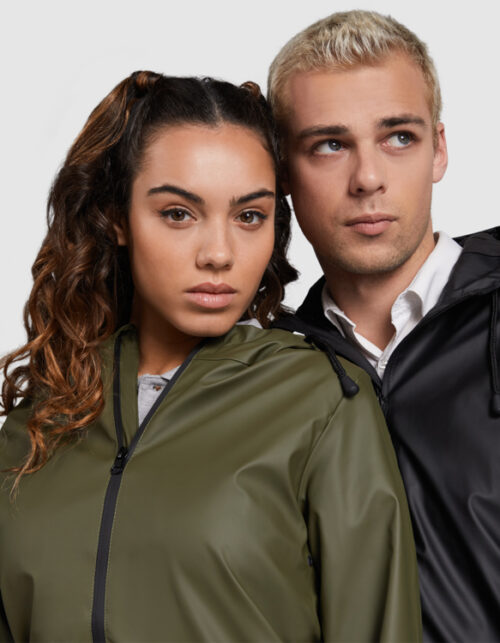 To personer iført grøn og sort regnjakke