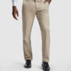 Mand iført beige chinos og hvid skjorte