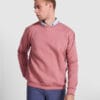 Mand i lyserød sweatshirt og blå bukser