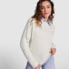 Kvinde iført hvid sweatshirt og lyse jeans