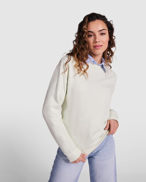 Kvinde iført hvid sweatshirt og lyse jeans