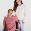 To personer i moderigtige sweatshirts