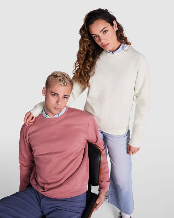 To personer i moderigtige sweatshirts