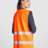 Person i orange refleksvest set bagfra