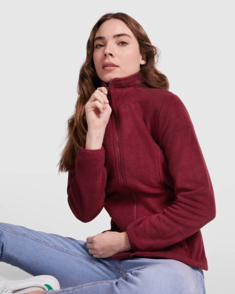 Person i rød fleecejakke sidder afslappet