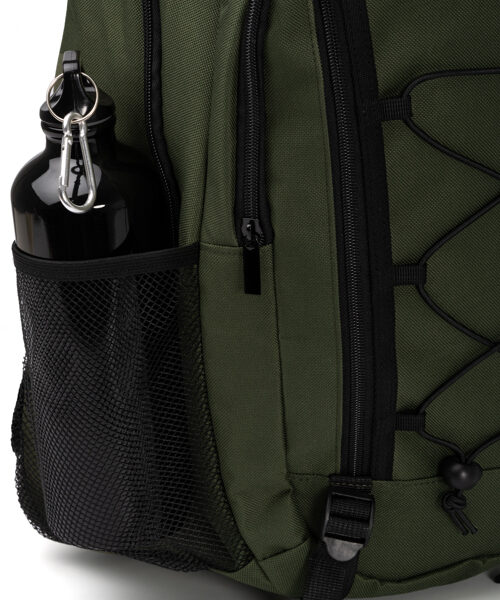 Grøn rygsæk med sort vandflaske i sidelomme