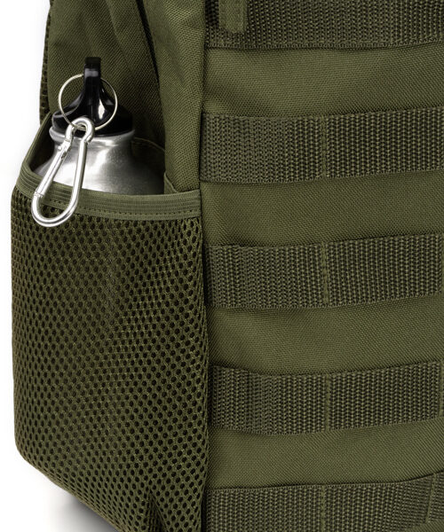 Grøn rygsæk med metalflaske i sidelomme